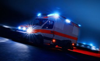 Der Mercedes-Fahrer musste aus dem Unfallwrack befreit werden, er kam mit schweren Verletzungen in die Klinik. - Symbolbild: Pixabay