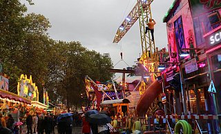 Herbstwetter zum diesjährigen Herbstlibori: Die Paderborner kommen trotzdem und können sich und die ganze Familie unterhalten lassen. - Moritz Jülich