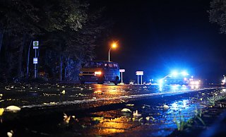 Der Radfahrer hatte bei schlechten Sichtverhältnissen die Straße überquert und war vom VW-Bus erfasst worden. - Jan Henning Rogge