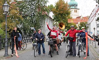 Startschuss mit Konfettikanonen: Auf der Brücke am Fürstenauplatz gibt Bürgermeister Tim Kähler um 10.08 Uhr die Strecke frei. - Natalie Gottwald