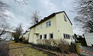 Vier baugleiche ehemalige britische Offiziershäuser im Schatten des Klinikums Gütersloh stehen aktuell zum Verkauf. Zu jeder Immobilie gehören eine Garage, eine Terrasse und ein Balkon. - Lena Vanessa Niewald