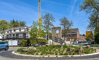Direkt am Kreisverkehr Carl-Severing-Straße/Marienfelder Straße in Bielefeld entstehen sieben barrierefreie, teils rollstuhlgerechte Sozialwohnungen. Hinten ist die alte Kampmann-Fabrik zu erkennen, die bald einer neuen Lidl-Filiale weichen soll. - Andreas Zobe