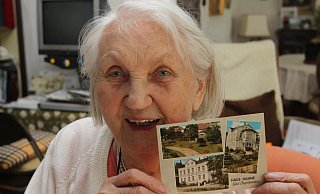 Ilse Hahne und eine Postkarte von 1972, die die Pension Hahne zeigt. - Nicole Sielermann
