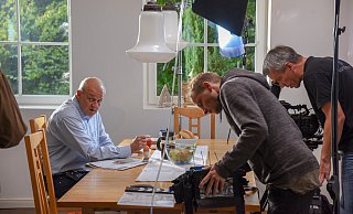 Leonard Lansink tropft es im Film beim Frühstück in die Tasse. Eine defekte Dusche hat den Schaden verursacht. - Wolf Christian Winsel/ Schadendienst 24