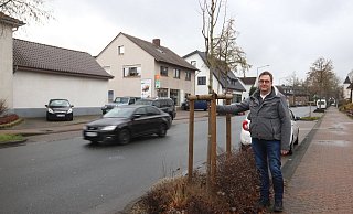 Thomas Jöstingmeier von den Stadtwerken steht an einer neu gepflanzten Sommerlinde an der Bahnhofstraße. - Dirk Windmöller