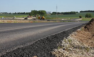 Die Aus- und Einfahrtsarme wurden rechst der Ostwestfalenstraße bereits asphaltiert. Die Verzöerungs- und Beschleunigunstreifen auf der Bundesstraße sind jeweils 100 Meter lang. - Dieter Scholz