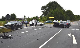 Reichlich Trümmer: Nach dem Unfall auf dem Westfalenring blieb die Straße während der Unfallaufnahme durch die Polizei gesperrt. - Polizei Herford
