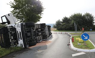 Umgekippt: Der Sattelzug blieb auf der rechten Seite am rechten Rand des Kreisels liegen. - Simone Flörke