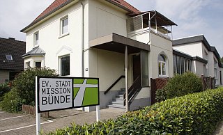Sechs Stufen: Um das Wahllokal in der evangelischen Stadtmission an der Wilhelmstraße zu erreichen, muss die kleine Treppe am Eingang überwunden werden. - Gregor Winkler