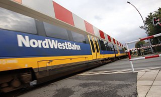 Haarsscharf: Ein Zug der Nordwestbahn konnte auf dem Weg nach Bielefeld kurz vor dem havarierten Bus auf den Gleisen halten. - Sigurd Gringel