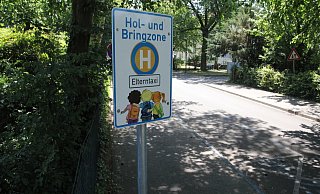 Das ist die Hol- und Bringzone an der Wiesenstraße nahe der Grundschule Kattenstroth. - Ludger Osterkamp