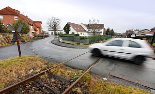 Die Stadt hat das Grundstück mit dem Haus der "Verler Taxi-Zentrale" gekauft (Bildmitte im Hintergrund). Damit ist jetzt eine Aufweitung des Wachtelweges und die Beschrankung des Bahnübergangs möglich. - Roland Thöring