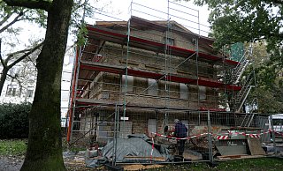 Das frühere Prokuristenhaus, heute Domizil des Modelleisenbahnclubs, im Ravensberger Park wird saniert. - Wolfgang Rudolf