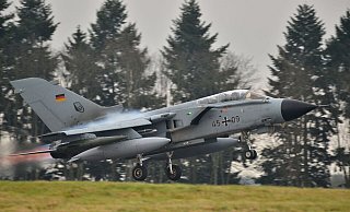 Deutschland hat für die Übung unter anderem drei Tornados angemeldet. (Archivbild) - picture alliance / Harald Tittel/dpa