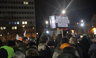 Sie fühlen sich ausgegrenzt. Wer mit ihnen demonstriert, ist den meisten nicht klar. Aber sollte man das nicht wissen? - Charlotte Mahncke