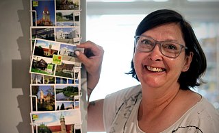 In der Buchhandlung Dehne gibt es auch heute noch Poskarten mit Motiven aus Löhne. Kirsten Beul lässt sie exklusiv herstellen. - Felix Eisele