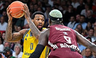 Bayerns Isaac Bonga (r) verteidigt gegen Albas Sterling Brown. - Sven Hoppe/dpa