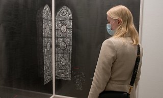 Marie Pöppelmann ist in eine Arbeit Brigitte Waldachs versunken. - Ralf Bittner