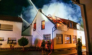 Im Ortskern des Paderborner Stadtteils Schloß Neuhaus ist am frühen Samstagmorgen eine Dachgeschosswohnung ausgebrannt. Die Bewohner konnten sich unverletzt ins Freie retten. - Ralph Meyer