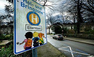 Eine Gütersloher Mutter kritisiert, dass bei der Schulplatzvergabe für die weiterführende Schule die Nähe zur Schule kein Auswahlkriterium ist. So könnten Elterntaxis vermieden werden. - Andreas Frücht