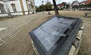Die Stadt sollte den Opfern von rassistischer Gewalt erinnern, fordern Unbekannte, die den Kardinal-Degenhardt-Platz mit einer neuen Gedenktafel versehen haben. - Mareike Gröneweg
