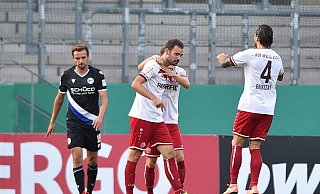 Neues Trikot, bekannte Pose: Simon Engelmann hat wieder getroffen. - imago images/Revierfoto
