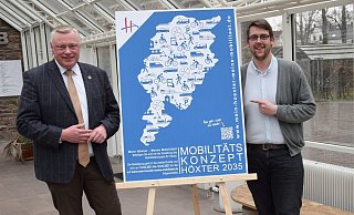 Bürgermeister Daniel Hartmann (l.) und Mobilitätsmanager André Mohrenstein rufen zur Beteiligung am Mobilitätskonzept auf. - Stadt Höxter