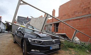 Dachschaden: Das umgestürzte Gerüst hat bei dem Passat Dach und Windschutzscheibe eingedrückt. - Jörg Stuke