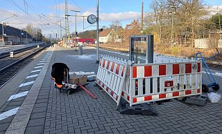 Auch die Vitrinen, in denen unter anderem Fahrpläne aushängen, werden auf den Bahnsteigen erneuert. - Simone Flörke