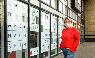 Klaudia Mathia vom Reisebüro Sonnenklar TV dankt mit einem Aushang im Schaufenstern allen "die da draußen noch arbeiten". - Lena Henning
