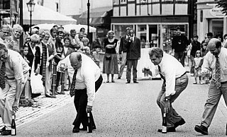 Herrenballett: Der sogenannte Schoppenlauf zur Eröffnung des fraglichen Festes ging unentschieden aus. Es schlugen sich im August 1996 wacker (v. l.): ?Der Vorsitzende der Bürgergemeinschaft Radewig, Wolfgang Brinkmann, das geschäftsführende Vorstandsmitglied des Verkehrsvereins Manfred Schürkamp, der schon verstorbene Bürgermeister Gerhard Klippstein und sein Stellvertreter Bruno Wollbrink ? - Foto: Wolfgang Prüssner