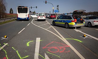 Schwerer Unfall in Bielefeld. Bus prallt gegen Pkw. - Mike-Dennis Müller