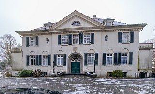 Repräsentative Villa: Drei Stufen hinauf, durch die grüne Eingangstür mit den Bronzekandelabern beidseitig der Treppe, führt der Weg direkt in die Ausstellungsräume. - Andreas Zobe