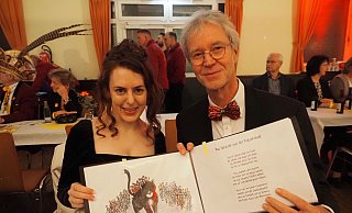 Die Künstlerin Sabrina Kunz und der bekannte Sänger und Chorleiter Volker Schrewe präsentierten die von Josef Köhne geschriebene „Närrischste Liebesgeschichte aus der Katzenstadt Nieheim.“ - Josef Köhne