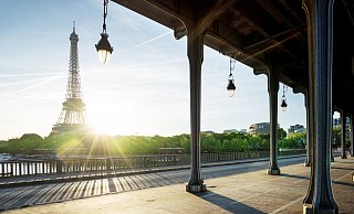 Endstation Paris: Der Sonderzug, der auf der europäischen Normalspur fährt, besteht aus sechs Wagen von Eisenbahnunternehmen aus sechs Ländern: Österreich, Ungarn, Schweiz, Italien, Frankreich und Deutschland.  - istock