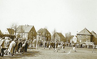 Fußball hautnah: Über 1.000 Anhänger säumten 1958 in Kirchlengern den "Marktplatz" und sahen zu, wie Friedel Scheiding (Mitte vor dem Tor) einen Treffer für die Rot-Weißen erzielte. - Privat