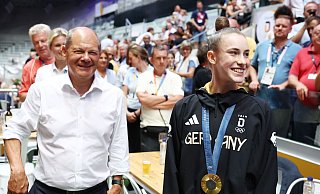 Freude bei Kanzler Olaf Scholz über Gold für Daraj Varfolomeev. - Jan Woitas/dpa