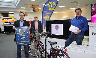 Tim Pühmeier (Präsident der Lions), Hans-Dieter Brüggemann (Beauftragter für den Löhner Mittagstisch) und Rainer Döring (Lions-Mitglied und Inhaber von Expert Döring) zeigen einige der Hauptgewinne. - Anthea Moschner