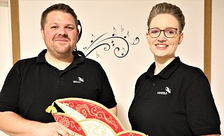 Wilhelm und Verena Thonemann mit der Prinzenkappe der Karnevalsgesellschaft Rot-Weiß Ossendorf. - Simone Flörke