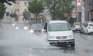 Problematisch wird der Starkregen, wenn die Entwässerung überlastet ist. Im Gegensatz zu Hochwasser können solche Ereignisse unabhängig von der Nähe zu Gewässern auftreten. Vor allem kommt dies in den Sommermonaten vor. - Marc Köppelmann (Archivbild)