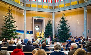 Knapp 300 Besucher aller Altersklassen kamen am Vierten Advent in die katholische Heilig-Geist-Kirche nach Dornberg. Sie sitzen im Halbkreis zusammen. Alles Plätze sind belegt. Die Kirche ist regelmäßig gut besucht. - Mike-Dennis Müller
