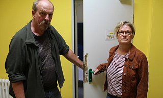 Abgeklärt, aber betroffen: Schulleiterin Claudia Redemann und Hausmeister Thomas Gemmeke an einer von vielen aufgebrochenen Türen. - Alexander Graßhoff