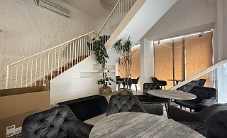 Die Schaufenster sind noch abgeklebt, doch das meiste Interieur ist bereits im Café vorhanden. Am 28. Mai soll es hier losgehen. MT-Foto: - Patrick Schwemling