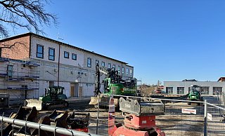 Dort, wo bis vor wenigen Tagen noch das alte Gerätehaus stand, wird nun für den Neubau weitergearbeitet. Im Hintergrund ist die provisorische Fahrzeughalle zu sehen. - Jens Reddeker