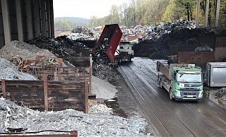 Wer sich auf dem Werksgelände des Bielefelder Schrotthändlers aufhält, sieht, was für Massen an Metallschrott hier bewegt werden. - Joachim Uthmann