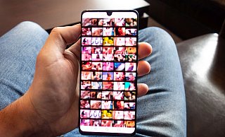 Kinderpornograhische Bilder soll der Tatverdächtige in Borchen hochgeladen haben. - picture alliance / Andreas Franke