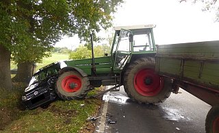 Auto und Traktor nahmen erheblichen Schaden. - Foto: Polizei Minden-Lübbecke