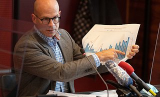 Zahlen, immer wieder Zahlen: Krisenstabsleiter Ingo Nürnberger dürfte mittlerweile für ein Mathematikstudium befähigt sein. Er präsentiert fast täglich neue Zahlen. - Oliver Krato