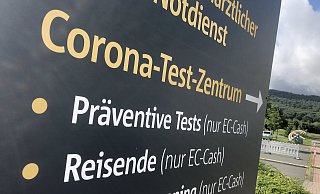 Im Corona-Testzentrum Minden, das aus Containern besteht, die vor dem Johannes Wesling Klinikum Minden stehen, werden an sieben Tagen pro Woche Corona-Abstriche genommen. - Thomas Lieske