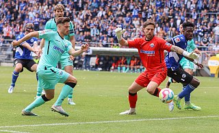 SCP-Keeper Jannik Huth gewann das Privatduell gegen Arminen-Stürmer Bryan Lasme (r.). - Oliver Krato